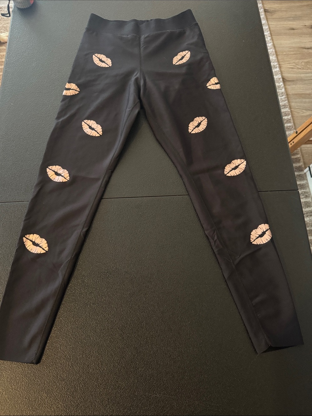 ultracor Black Leggings with metallic Pink Lip Motif size XL
